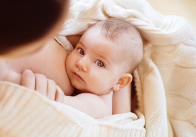 Yenidoğan Bebeklerde Emzirme Süreci Nasıl Olmalı?