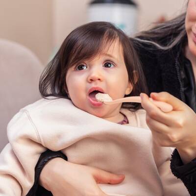 Mamajoo Beslenme Kaşığı, Powder Blush, İkili | Ergonomik Tasarım, Hijyenik Saklama Kutulu